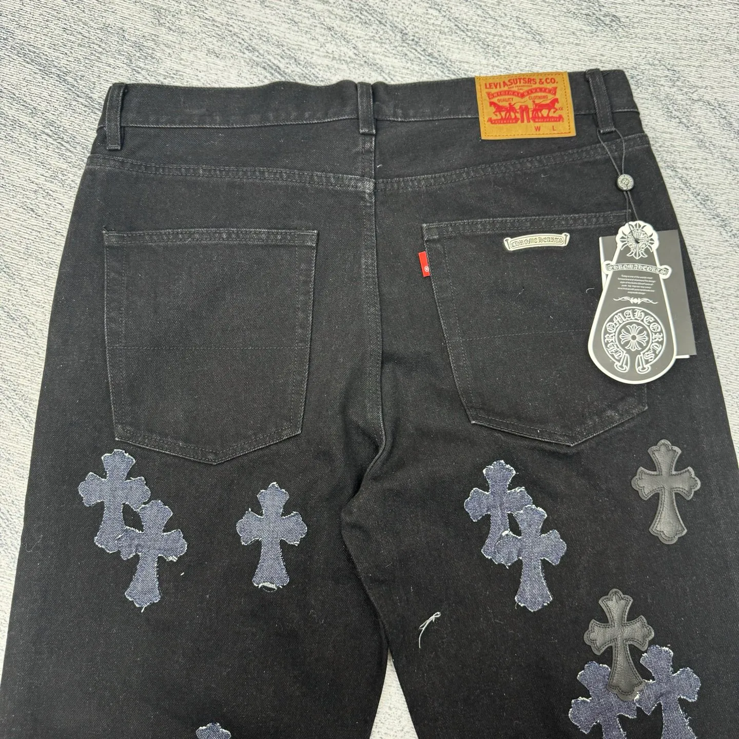 P750 Chrome Heart CH hardware washed and spliced ​​cow king jeans Size: 30/32/34/36/38 Use genuine levis502 as the base plate. Purchase the original version at 5W. Heavy washing, frayed and distressed, customized cowhide cross. After dyeing, it will be fixed and will not fade. Full right-angle fit and hand-cranked embroidery threading, a total of 5 small silver nails on the whole body, 1 silver medal and 5 Cross Scout flower buttons. The silver content is 85%. It is not made of 925 silver because the silver content is too high and it will easily turn black and oxidize, which affects the appearance. The printing adopts the garment screen water slurry printing process.
